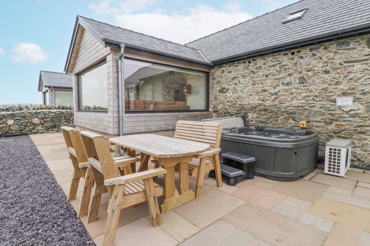 2 Trem Y Mor hot tub and outdoor dining on the patio