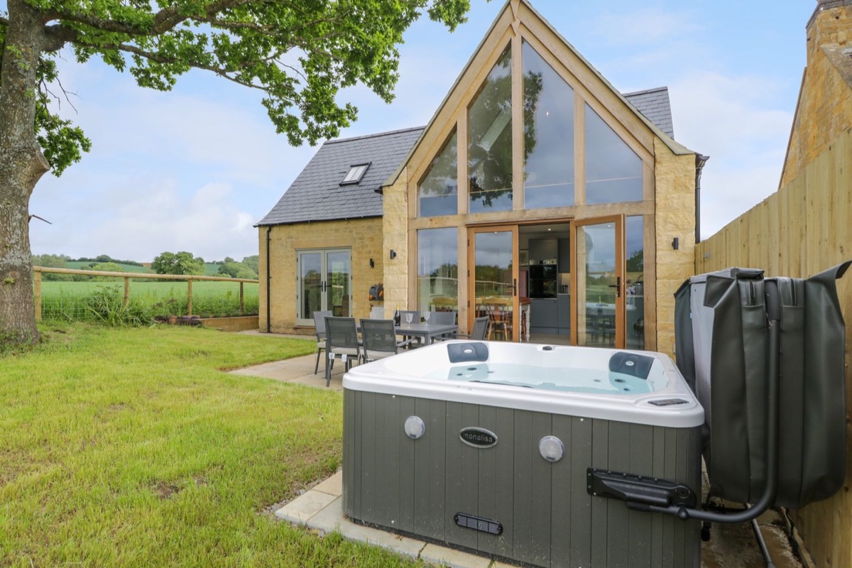 4 Wellacres Cottage glass gable exterior with garden seating and hot tub