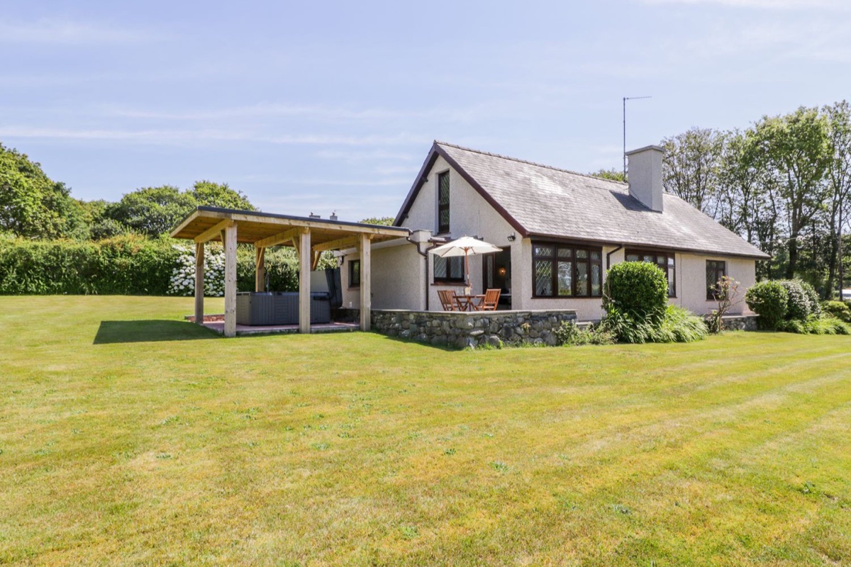 Berwyn exterior garden with covered hot tub