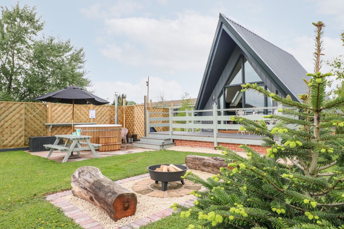 Buttercup Lodge A-frame with hot tub, deck and garden seating