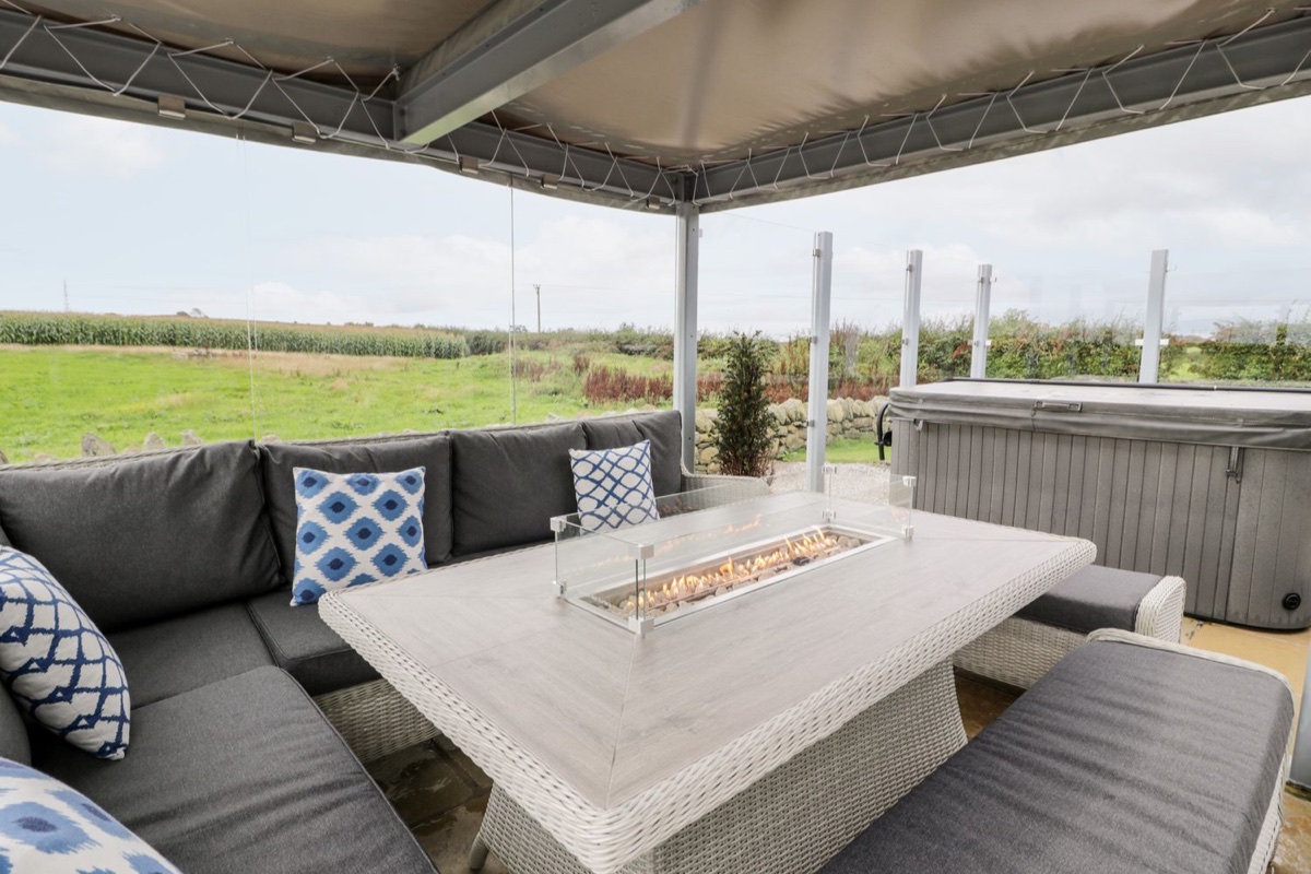 Cae Sam outdoor seating, fire pit and hot tub area