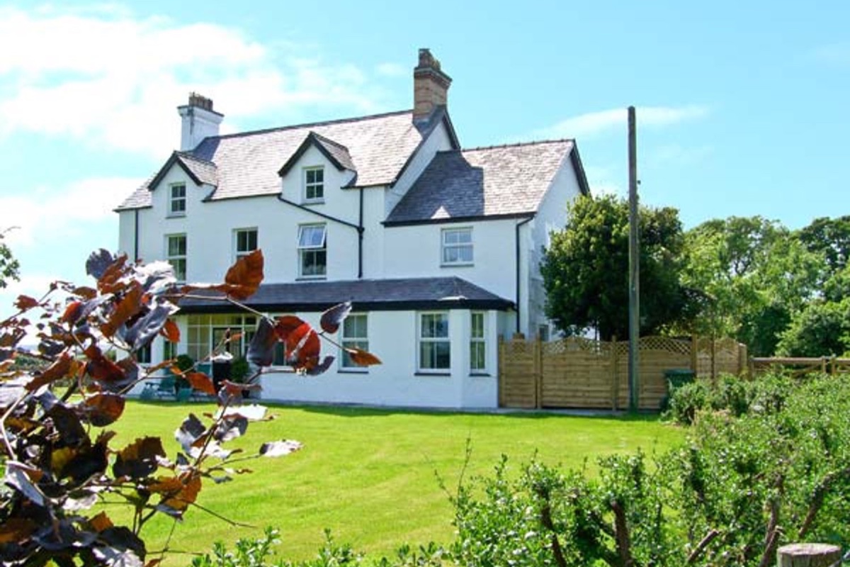 Carreg Rhys white cottage exterior and garden