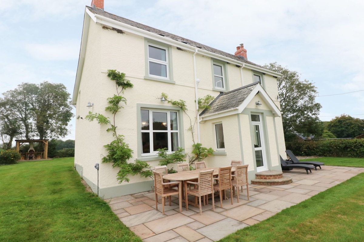 Copybush Cottage exterior with patio dining and lawn