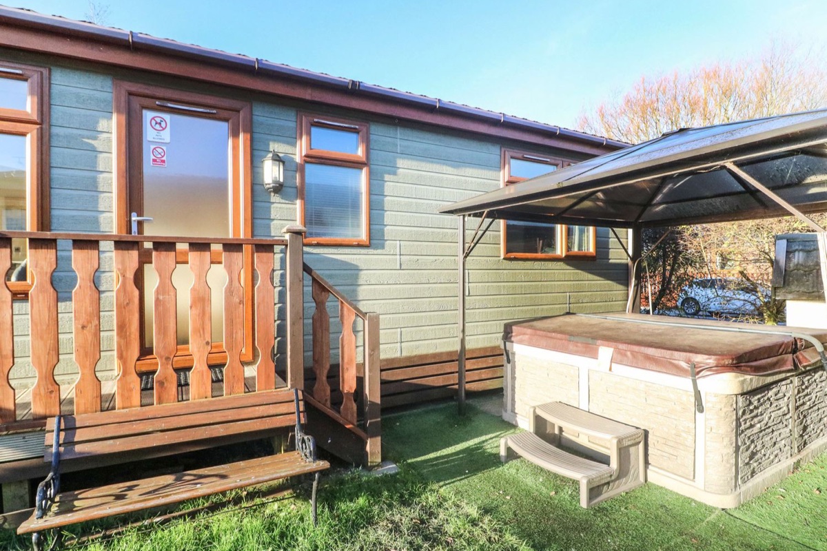 Dream Catcher Lodge exterior with deck and covered hot tub