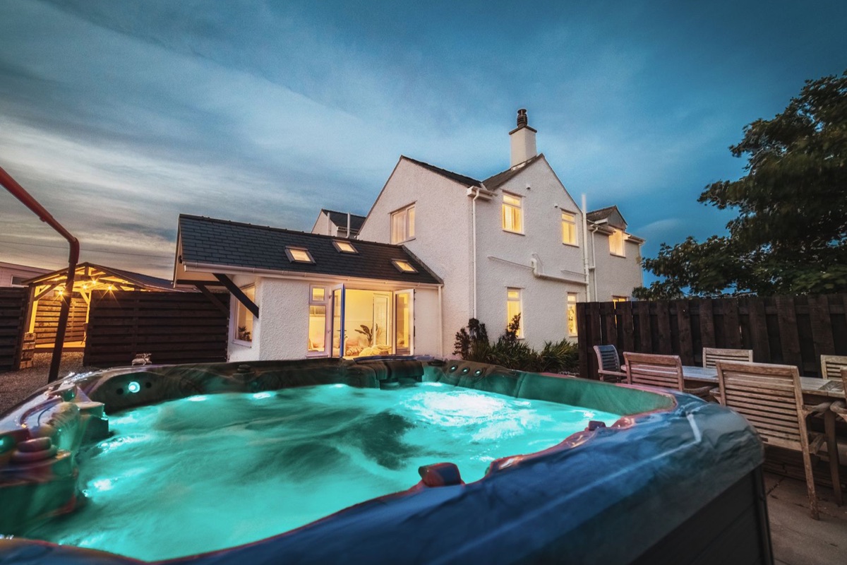 Glanllyn Bach hot tub and house lit in the evening