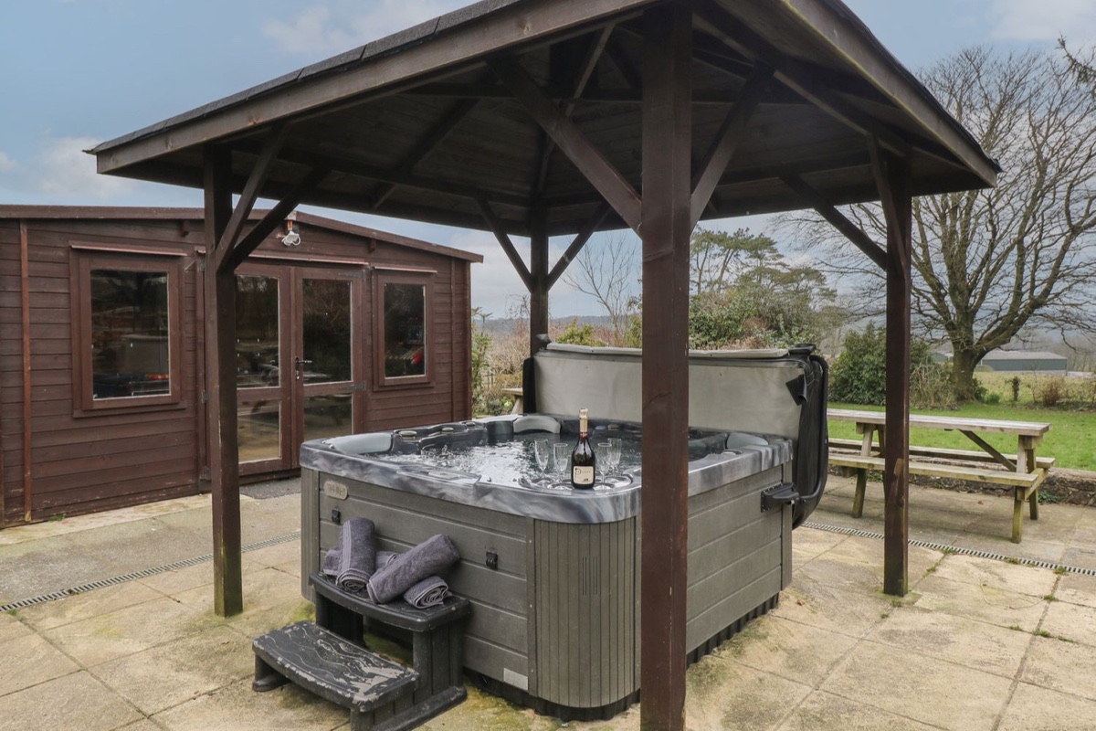 Covered hot tub and games cabin with garden views at Greenhaven