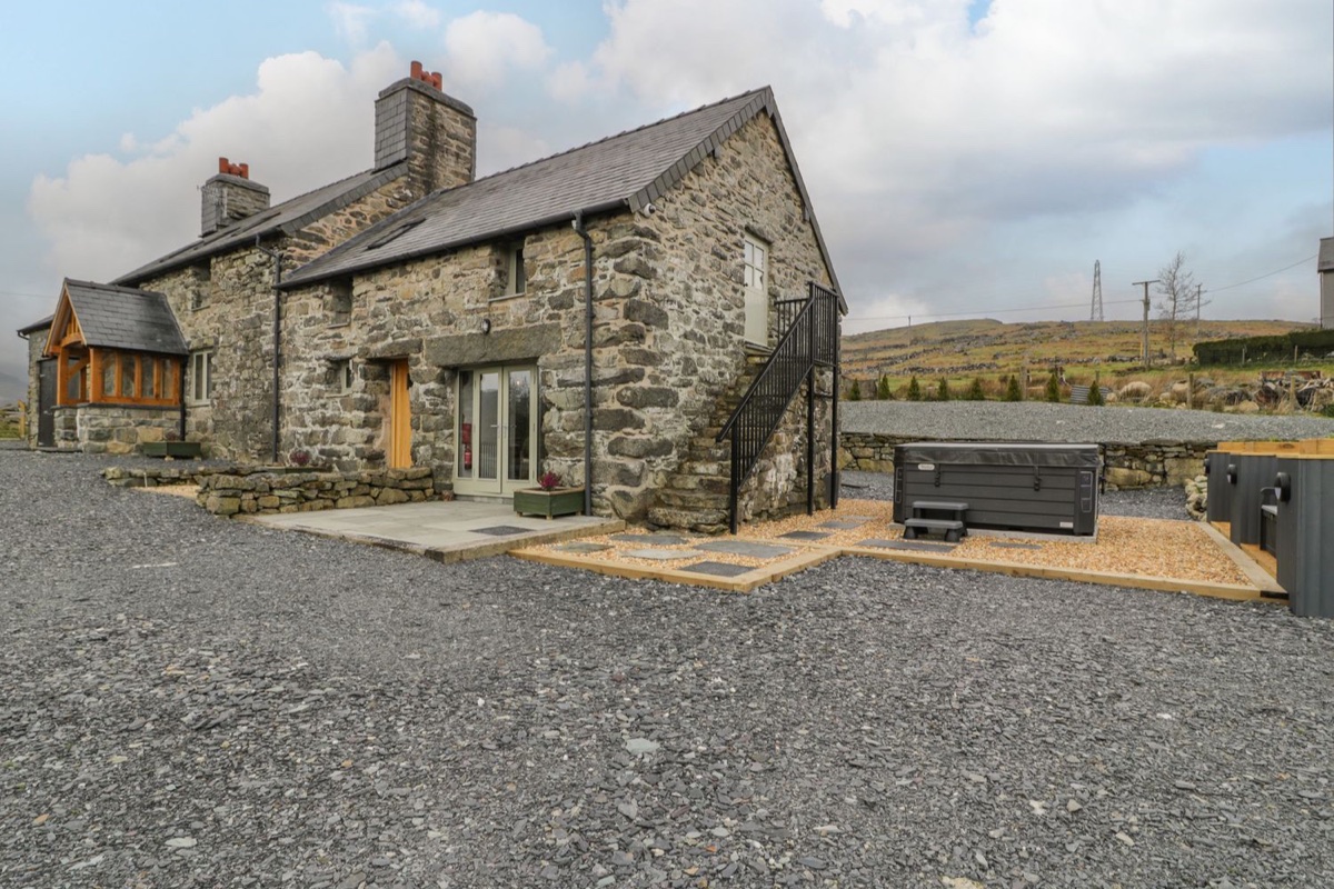 Hen Dy Craig Yr Ronwy stone cottage with deck and hot tub