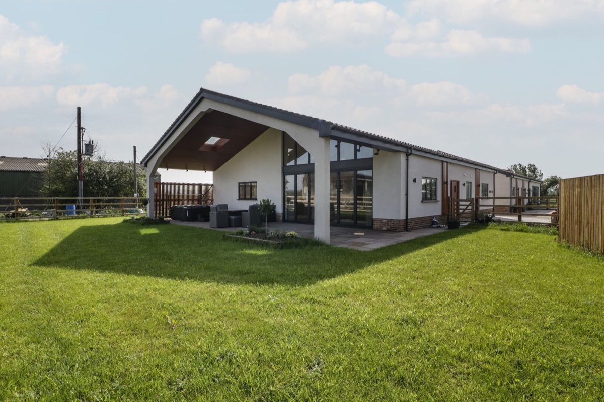 Hidden Well single-storey lodge with covered patio and lawn in Aust
