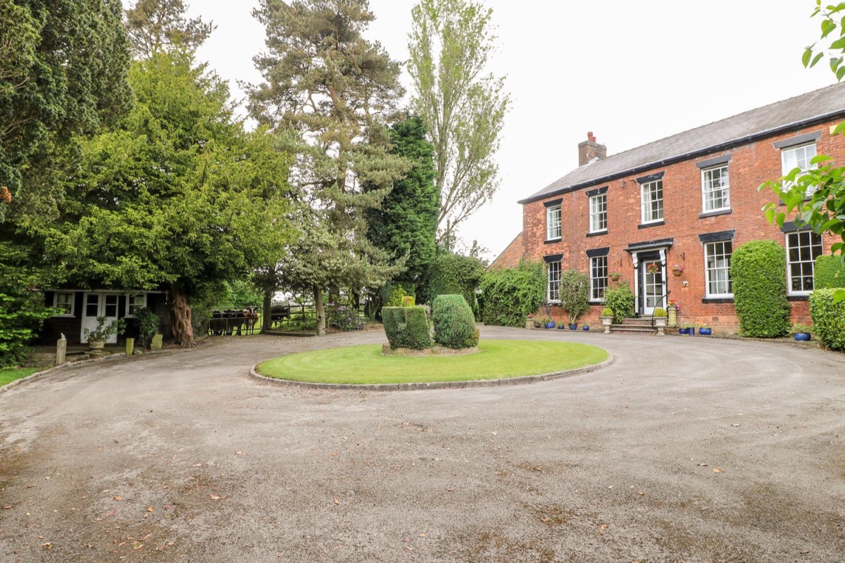 Red-brick Georgian farmhouse with a circular gravel drive at Ley Fields Farm