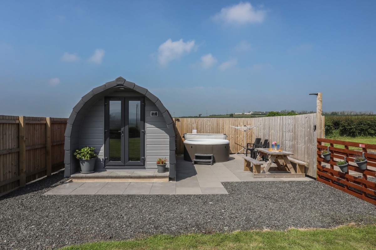 Nebo Pod exterior with hot tub and outdoor seating