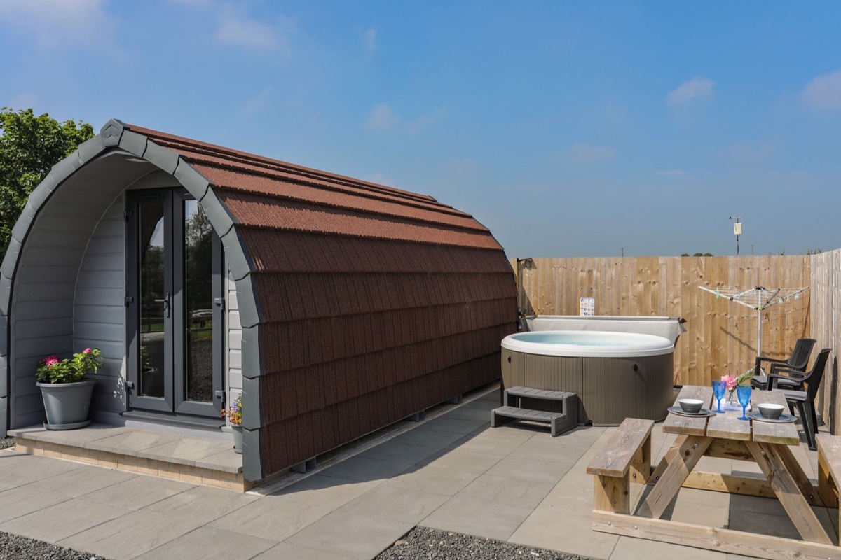 Parys Pod with hot tub, picnic table and open field