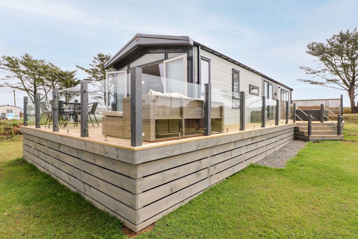 Puffin Lodge contemporary lodge with a wraparound deck in Broad Haven