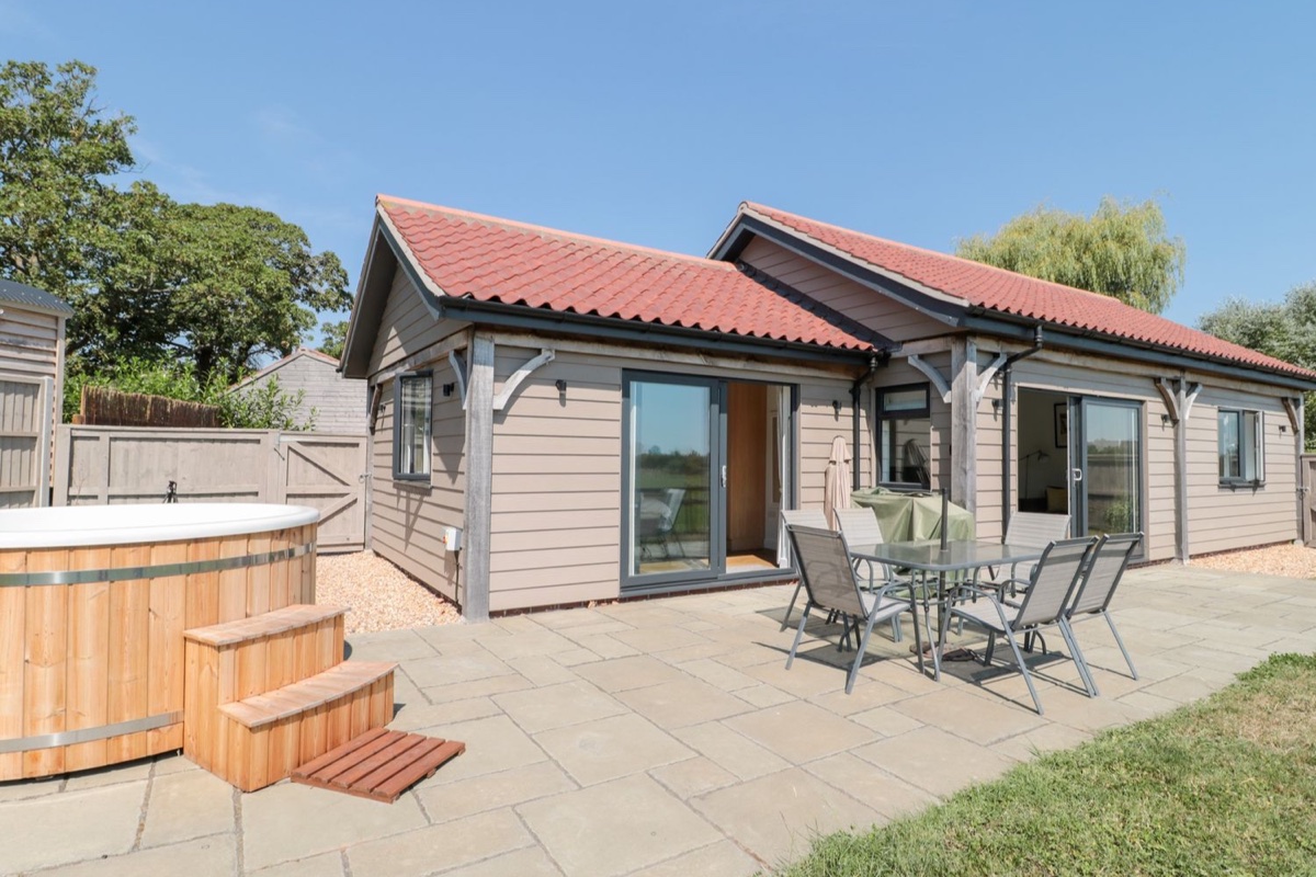 Robins Corner patio with wooden hot tub and field views