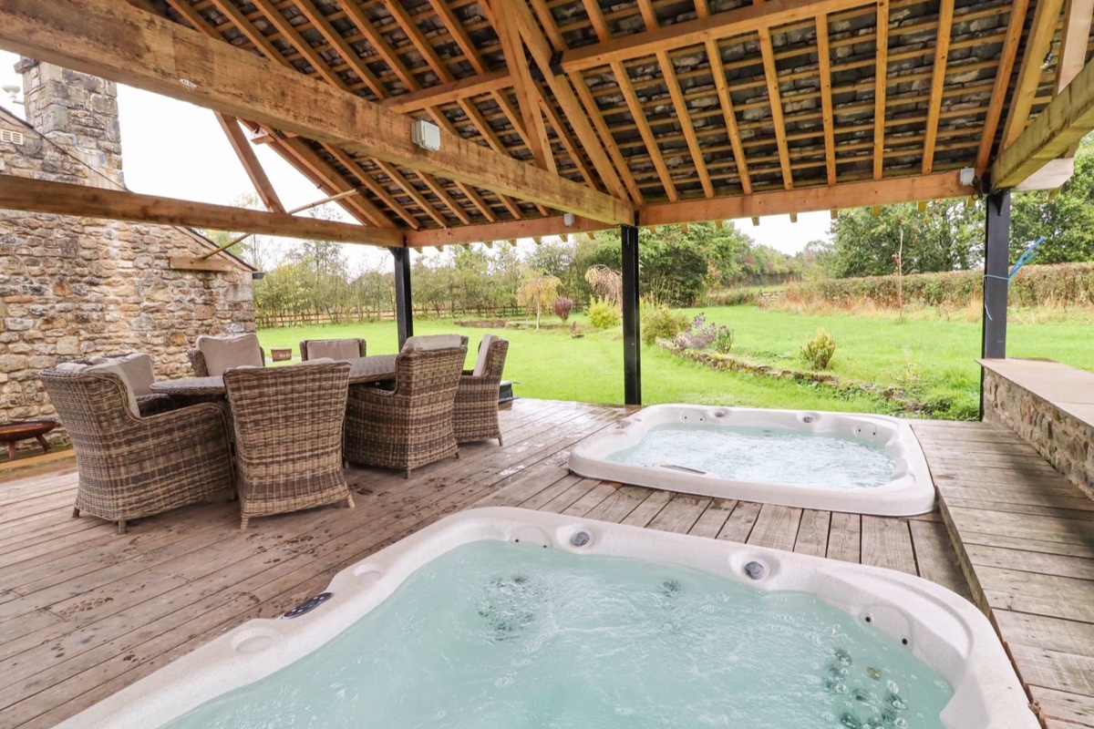 Roe Deer Country Retreat covered terrace with two hot tubs