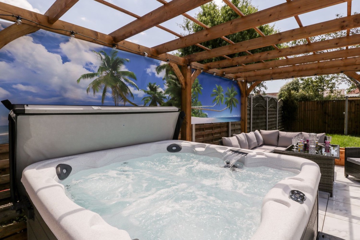Seacider hot tub under a wooden pergola in Burnham-on-Sea