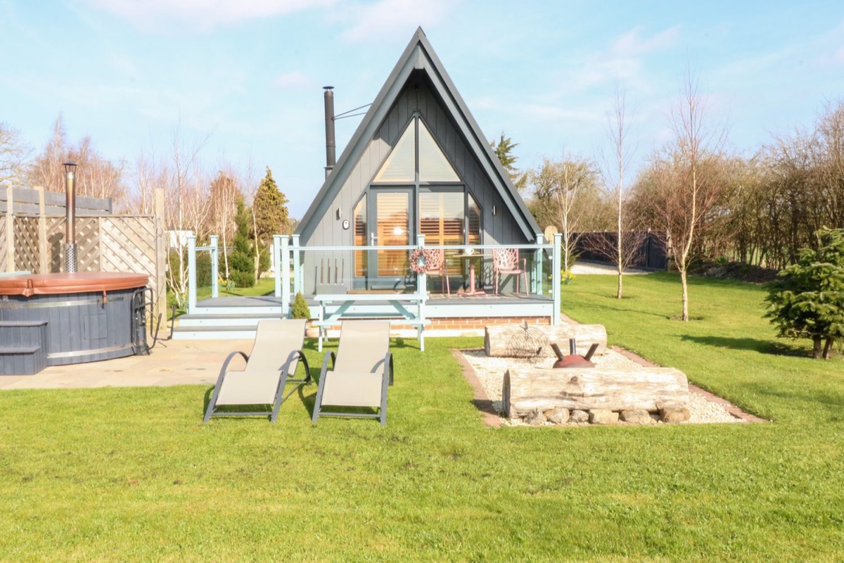 Silver Birch Lodge A-frame with hot tub, loungers and lawn