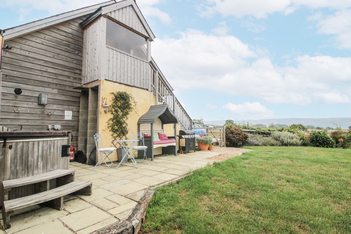 Stable Cottage exterior and patio from a side angle