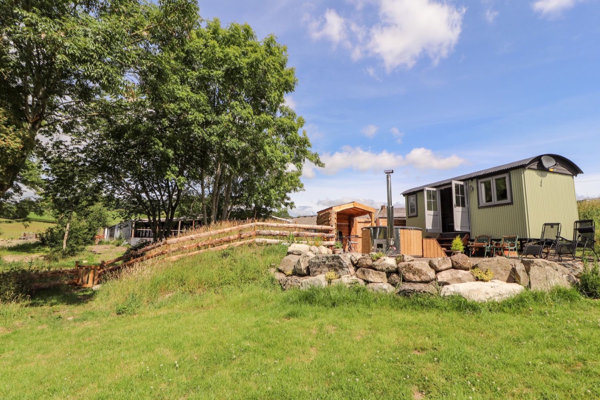The Moorhen Retreat hut beside trees, hot tub and countryside