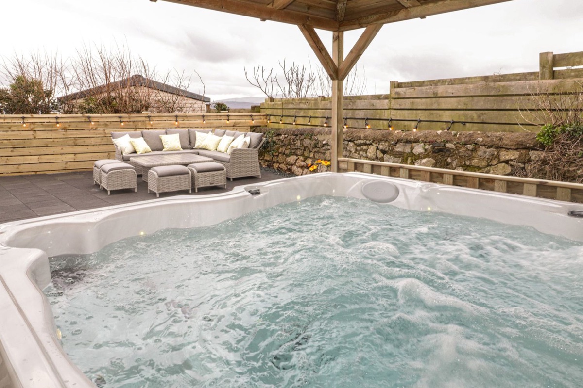 The Sandy Bee covered hot tub and garden seating