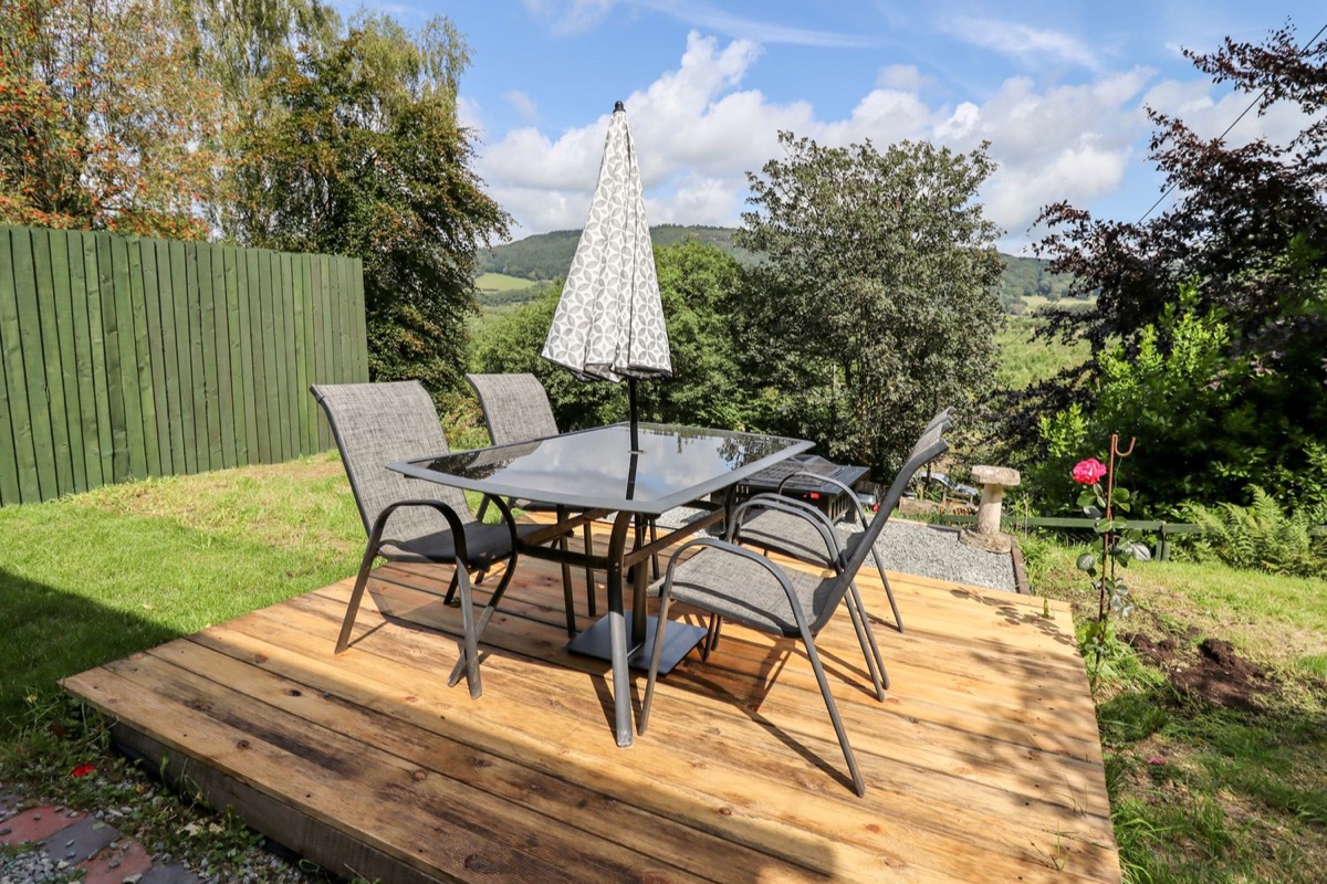 Trem Y Don timber deck with outdoor seating and mountain views