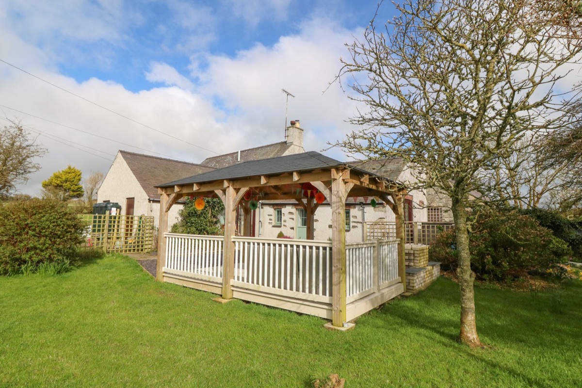 Ty Gwennol garden with gazebo, cottage and lawn