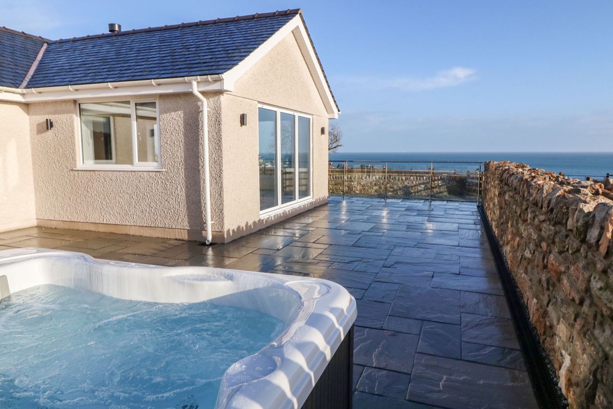 Yr Hen Feudy hot tub terrace with open sea views